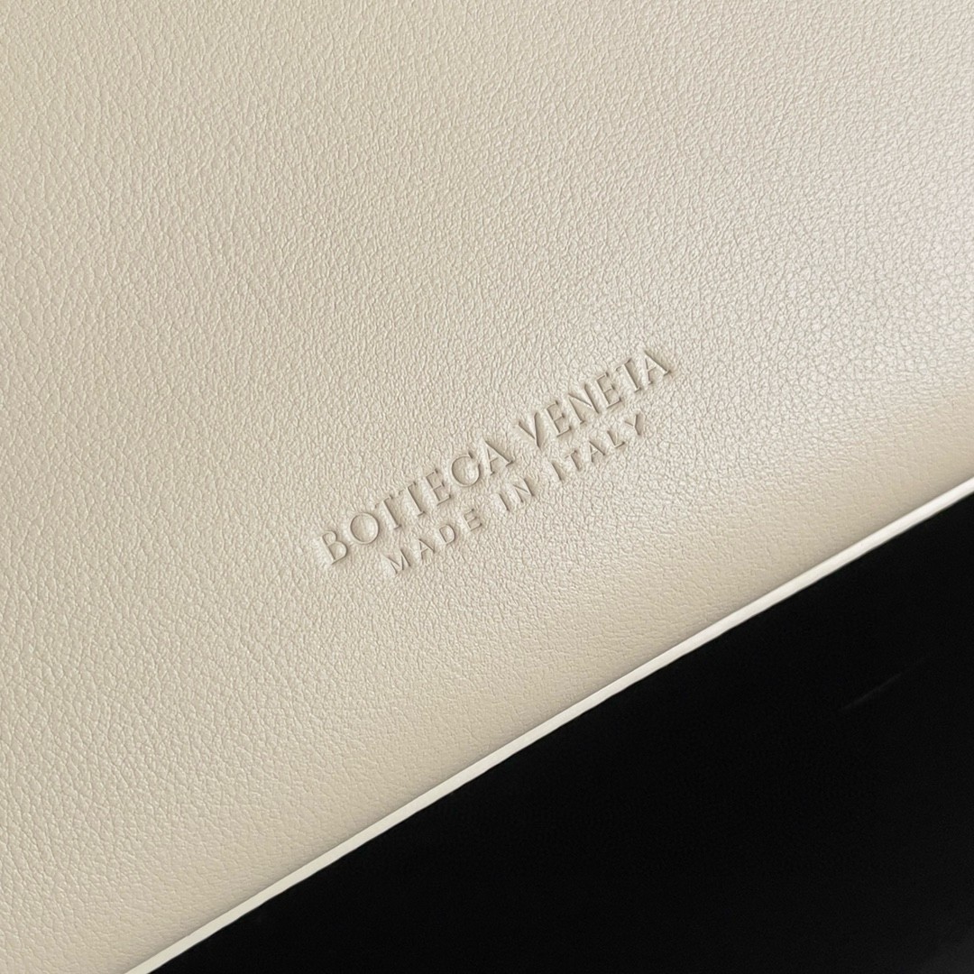 bo*te*ga Ve*ne*ta medium andiamo bag in beige smooth calfskin