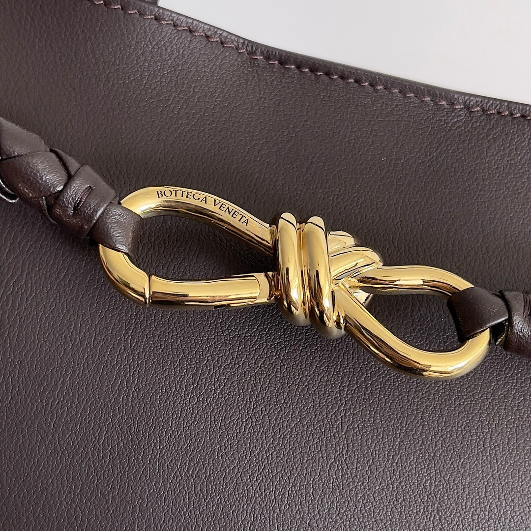 bo*te*ga Ve*ne*ta medium andiamo bag in fondant smooth calfskin