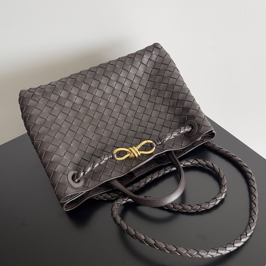 bo*te*ga Ve*ne*ta medium andiamo bag in fondant intrecciato lambskin