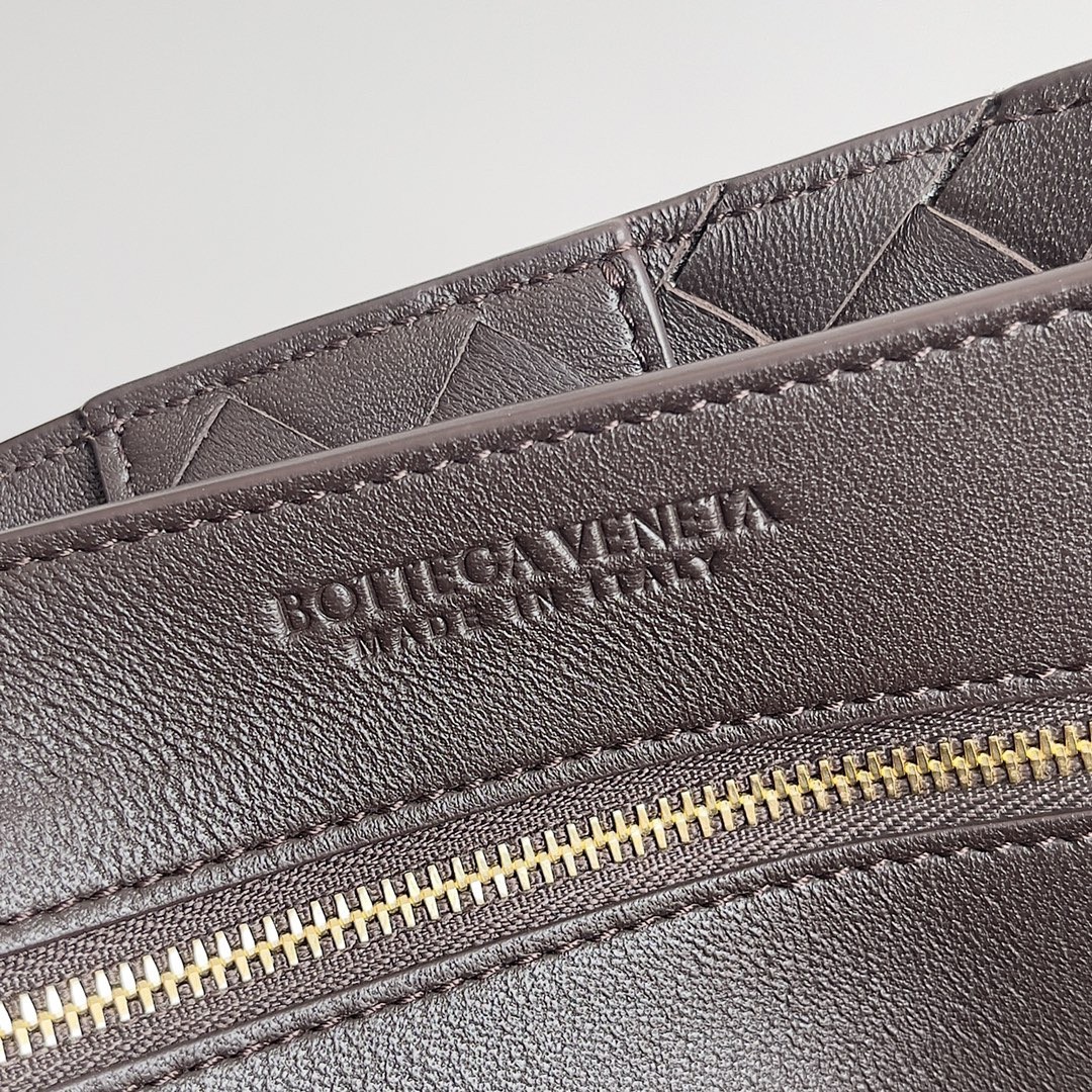 bo*te*ga Ve*ne*ta medium andiamo bag in fondant intrecciato lambskin