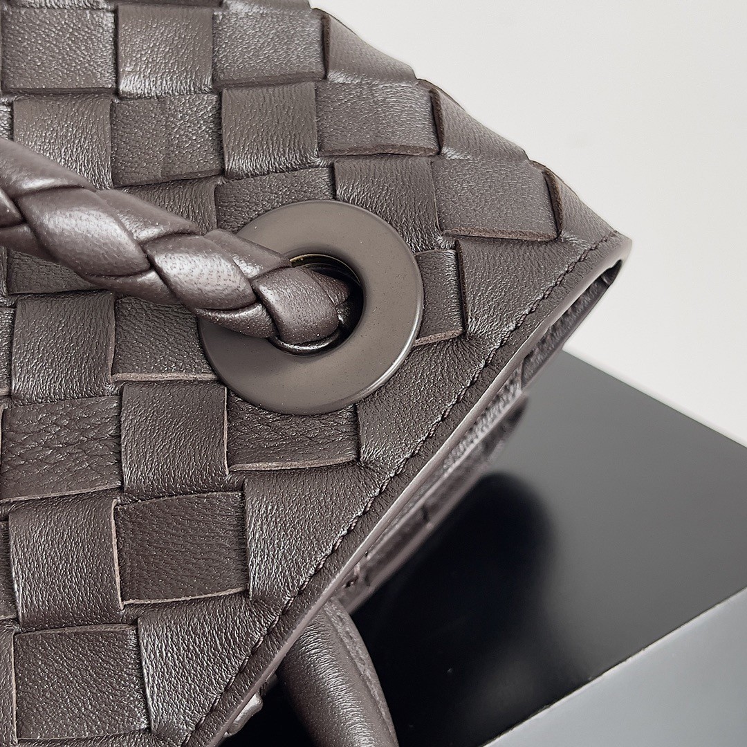 bo*te*ga Ve*ne*ta medium andiamo bag in fondant intrecciato lambskin