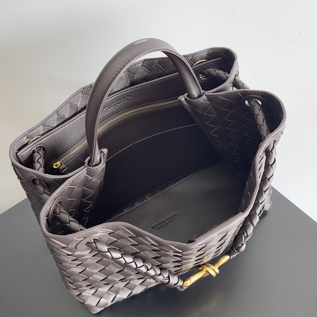bo*te*ga Ve*ne*ta medium andiamo bag in fondant intrecciato lambskin
