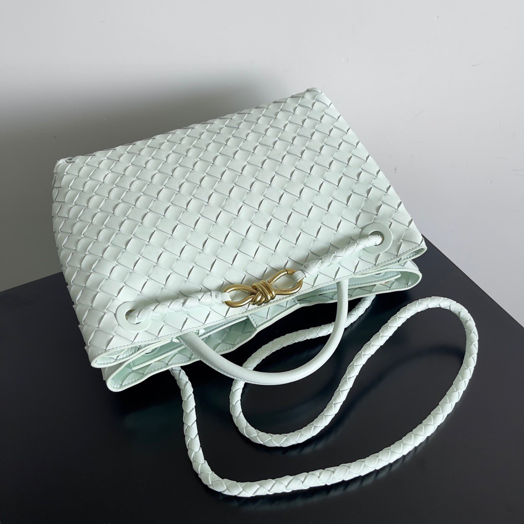 bo*te*ga Ve*ne*ta andiamo medium bag in glacier intrecciato lambskin