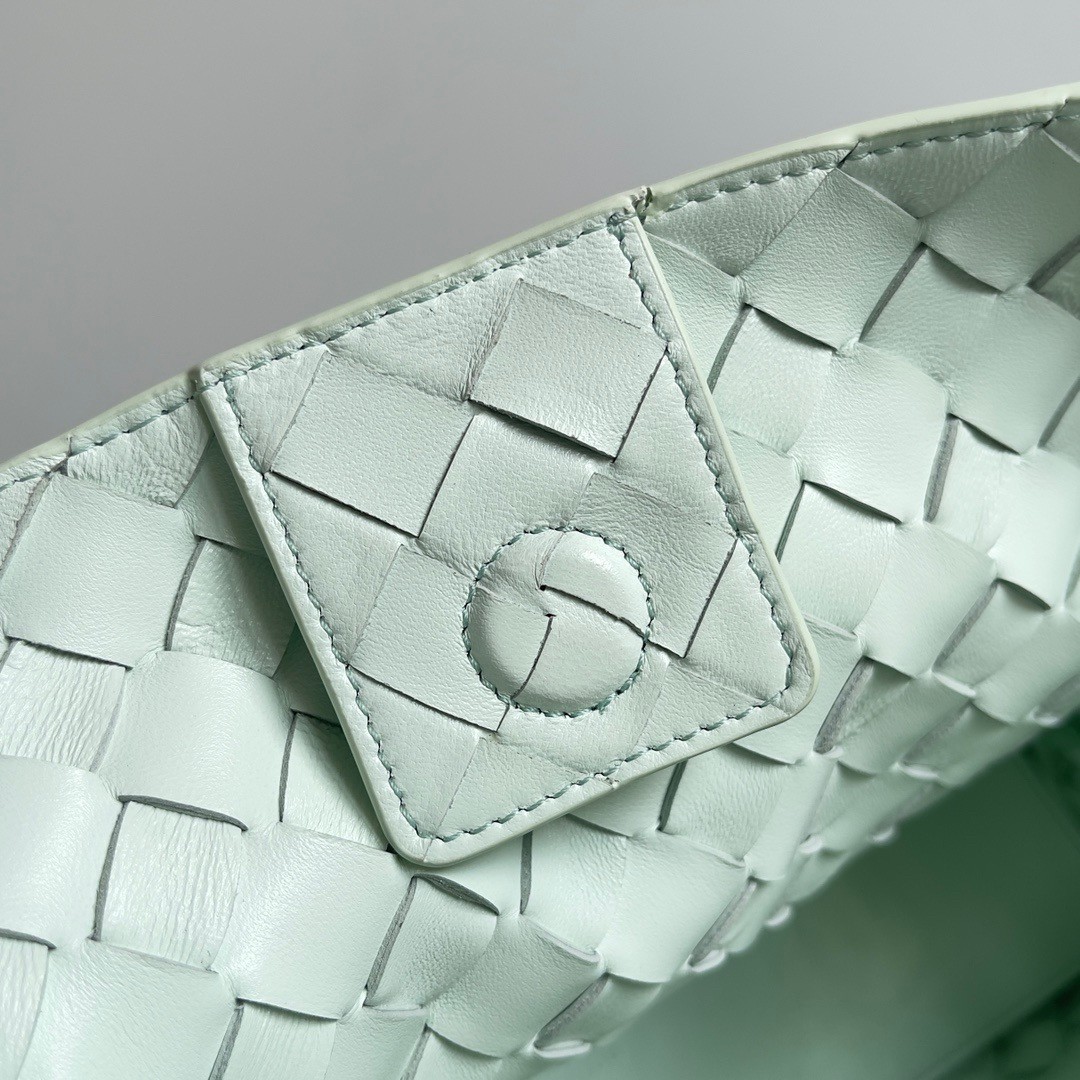 bo*te*ga Ve*ne*ta andiamo medium bag in glacier intrecciato lambskin