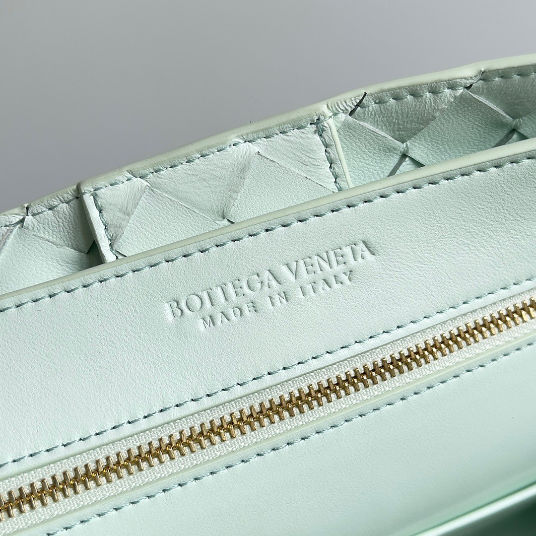 bo*te*ga Ve*ne*ta andiamo medium bag in glacier intrecciato lambskin