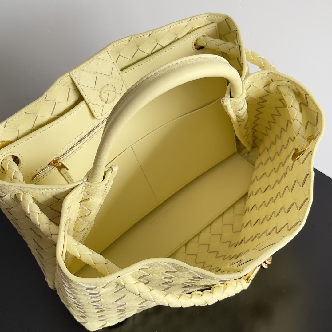 bo*te*ga Ve*ne*ta medium andiamo bag in ice cream intrecciato lambskin