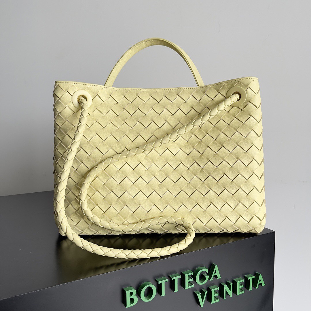 bo*te*ga Ve*ne*ta medium andiamo bag in ice cream intrecciato lambskin