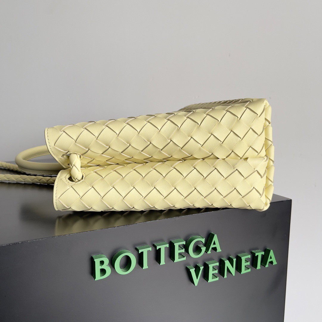 bo*te*ga Ve*ne*ta medium andiamo bag in ice cream intrecciato lambskin