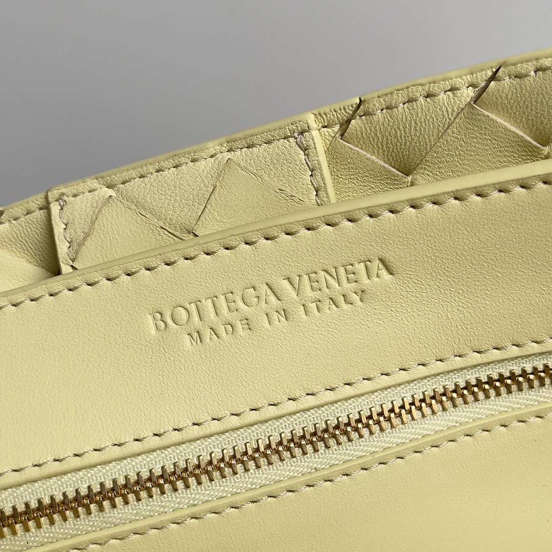 bo*te*ga Ve*ne*ta medium andiamo bag in ice cream intrecciato lambskin