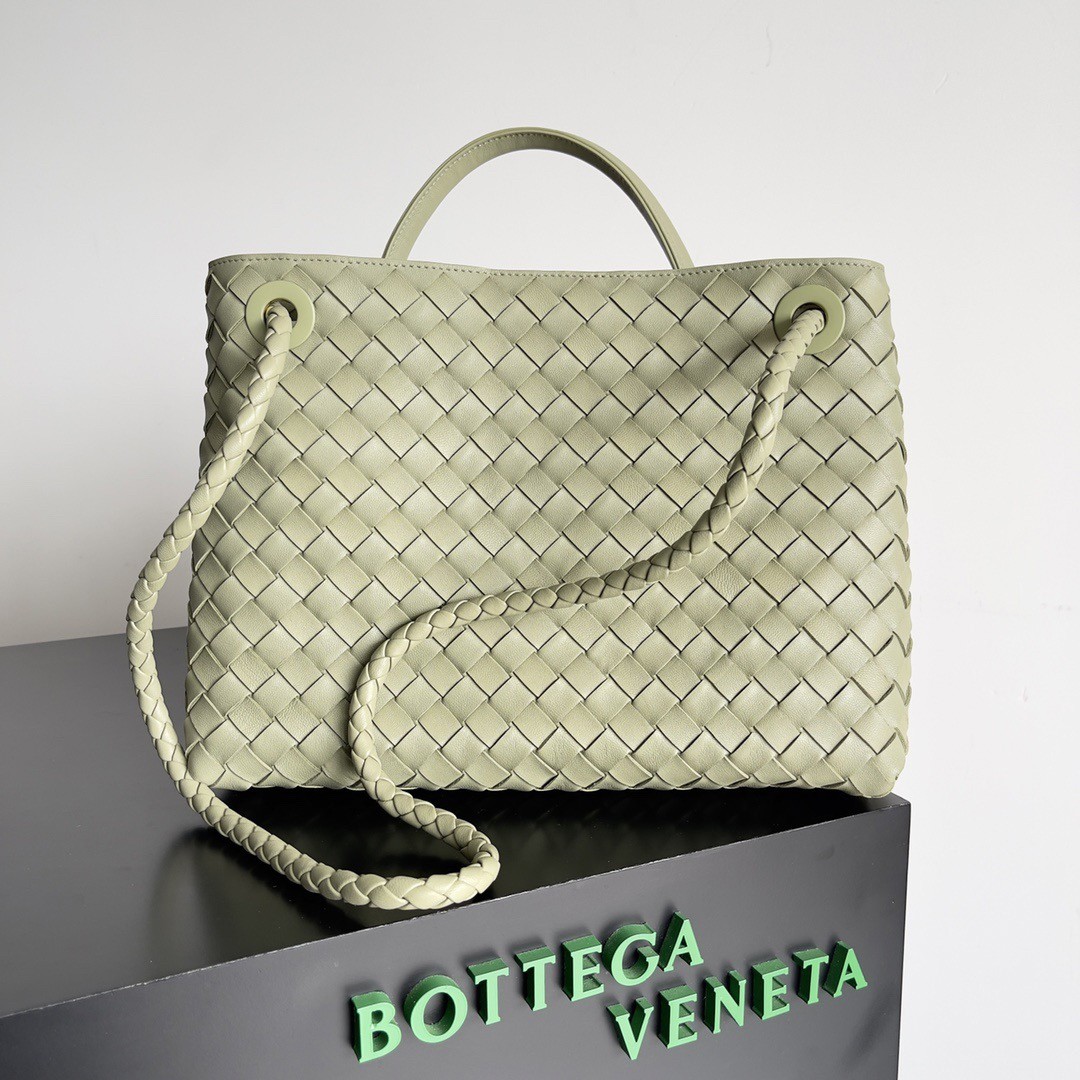 bo*te*ga Ve*ne*ta medium andiamo bag in travertine intrecciato lambskin