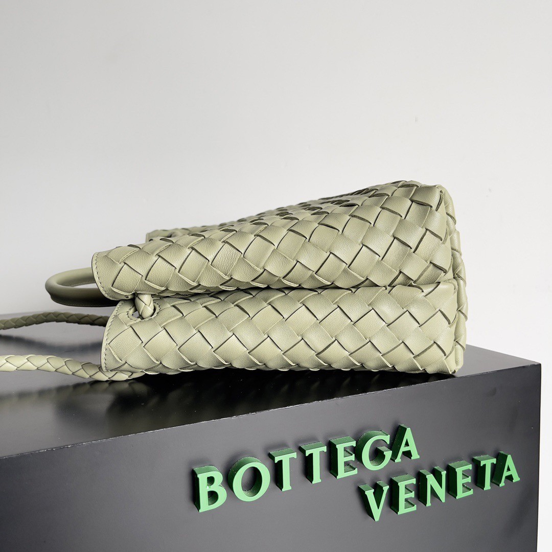 bo*te*ga Ve*ne*ta medium andiamo bag in travertine intrecciato lambskin