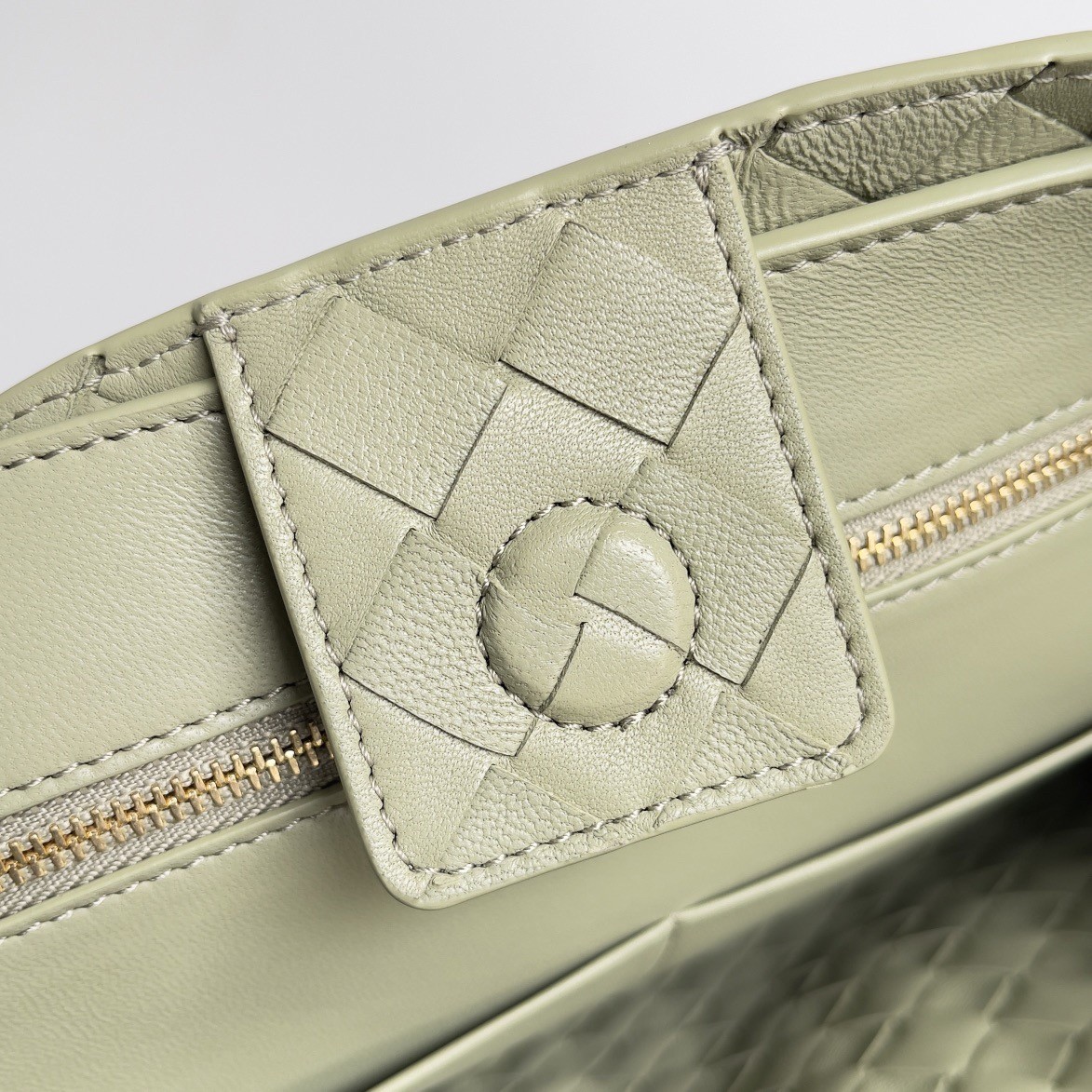 bo*te*ga Ve*ne*ta medium andiamo bag in travertine intrecciato lambskin