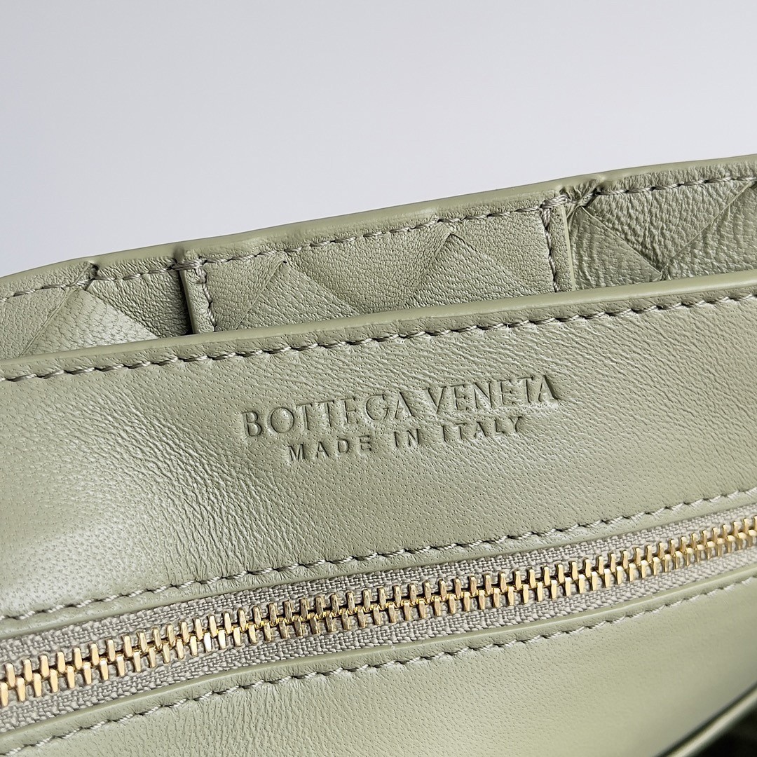 bo*te*ga Ve*ne*ta medium andiamo bag in travertine intrecciato lambskin
