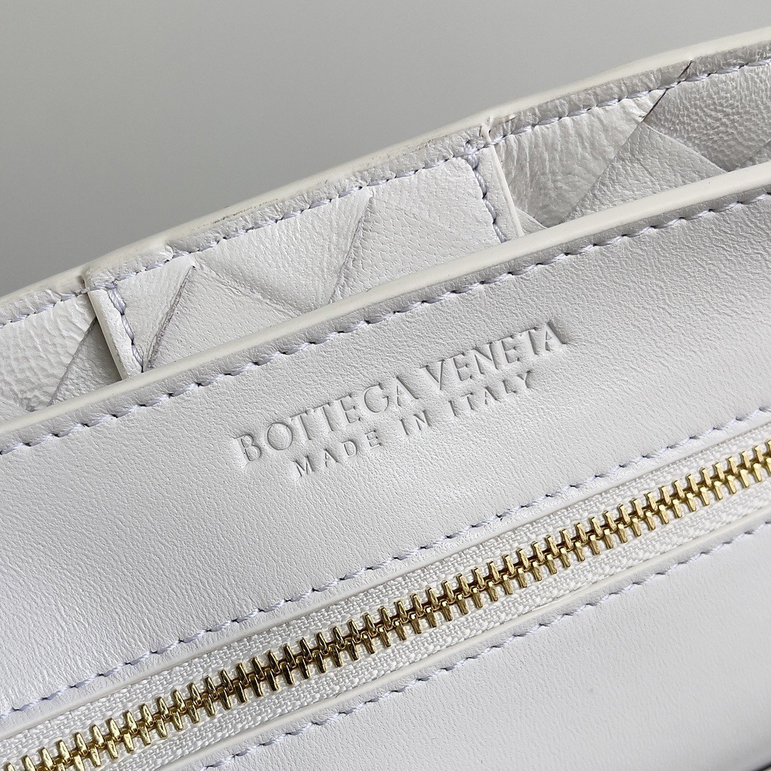bo*te*ga Ve*ne*ta medium andiamo bag in white intrecciato lambskin