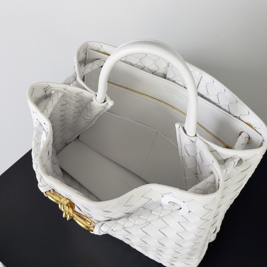bo*te*ga Ve*ne*ta medium andiamo bag in white intrecciato lambskin