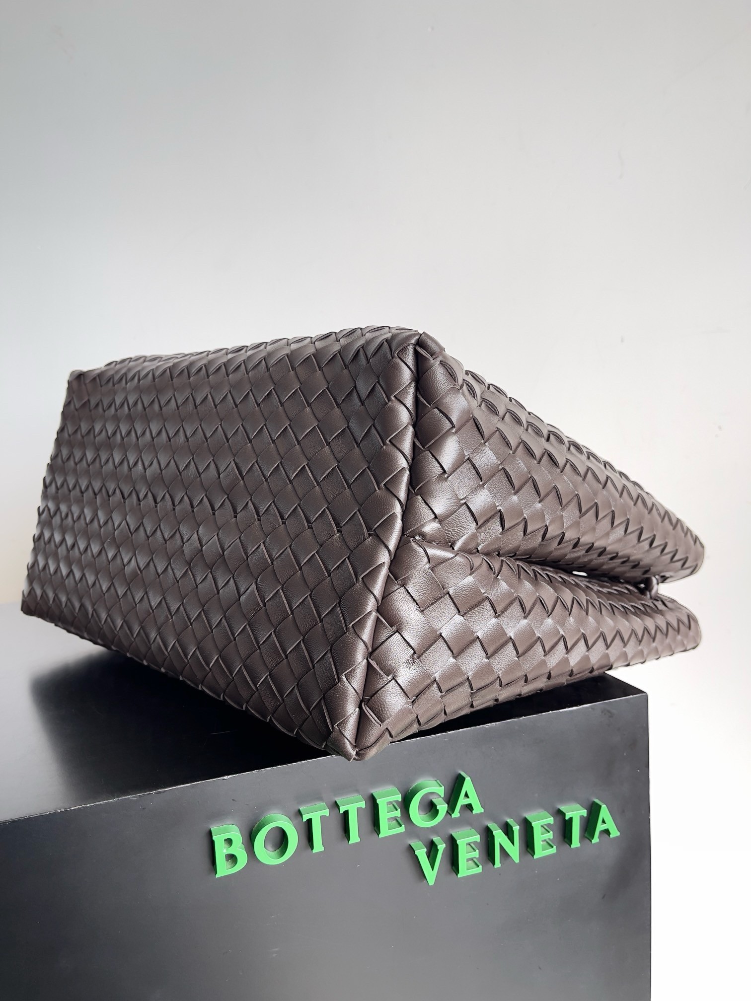 bo*te*ga Ve*ne*ta large andiamo bag in fondant intrecciato lambskin