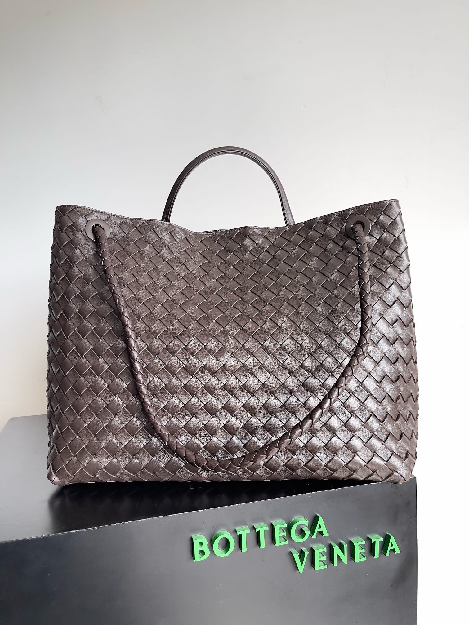 bo*te*ga Ve*ne*ta large andiamo bag in fondant intrecciato lambskin