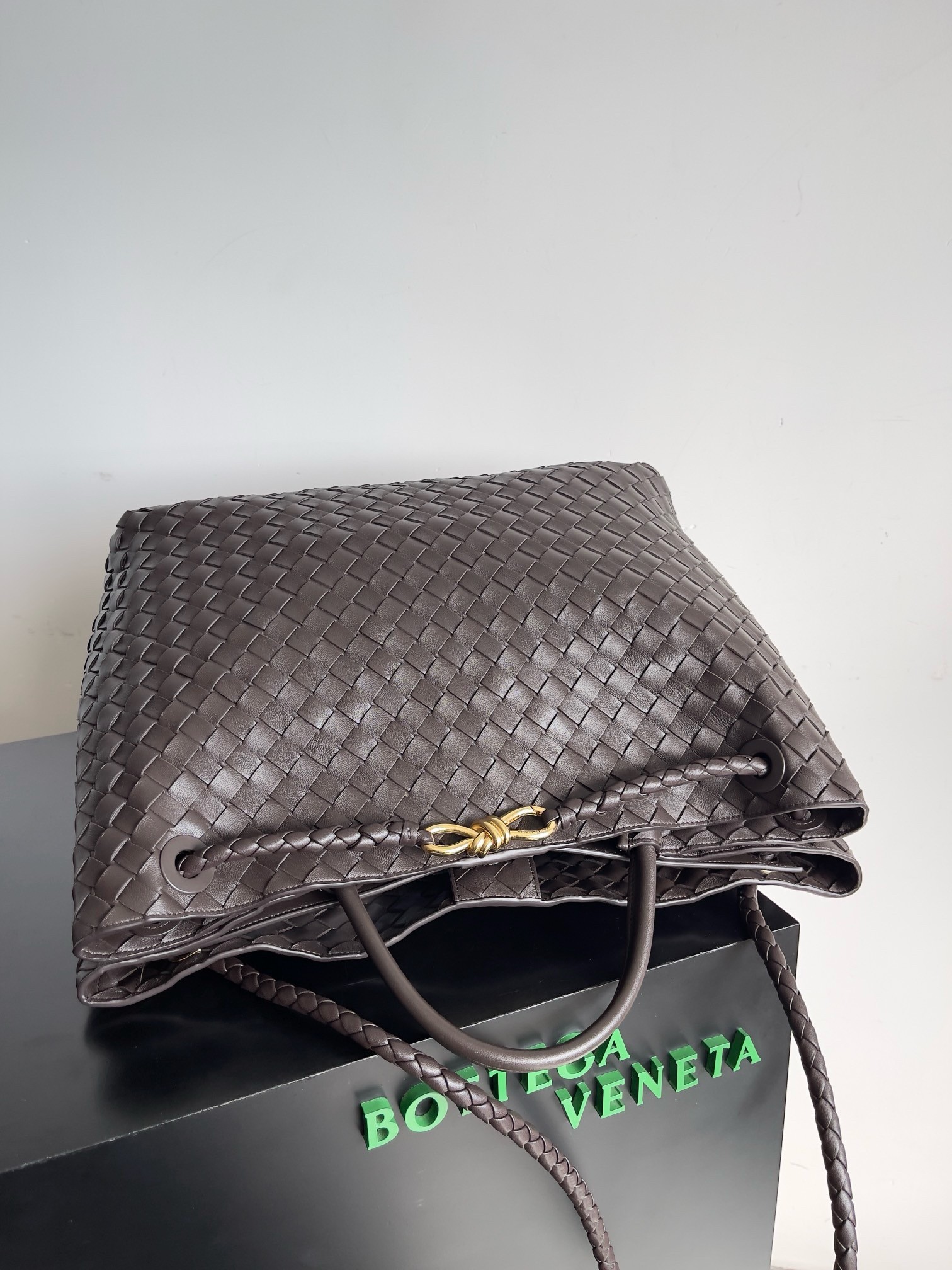 bo*te*ga Ve*ne*ta large andiamo bag in fondant intrecciato lambskin