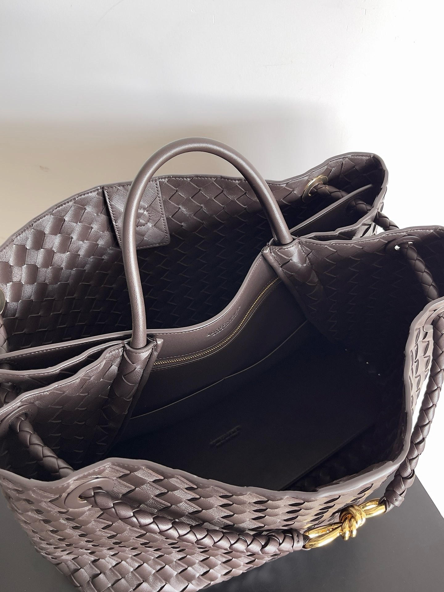bo*te*ga Ve*ne*ta large andiamo bag in fondant intrecciato lambskin