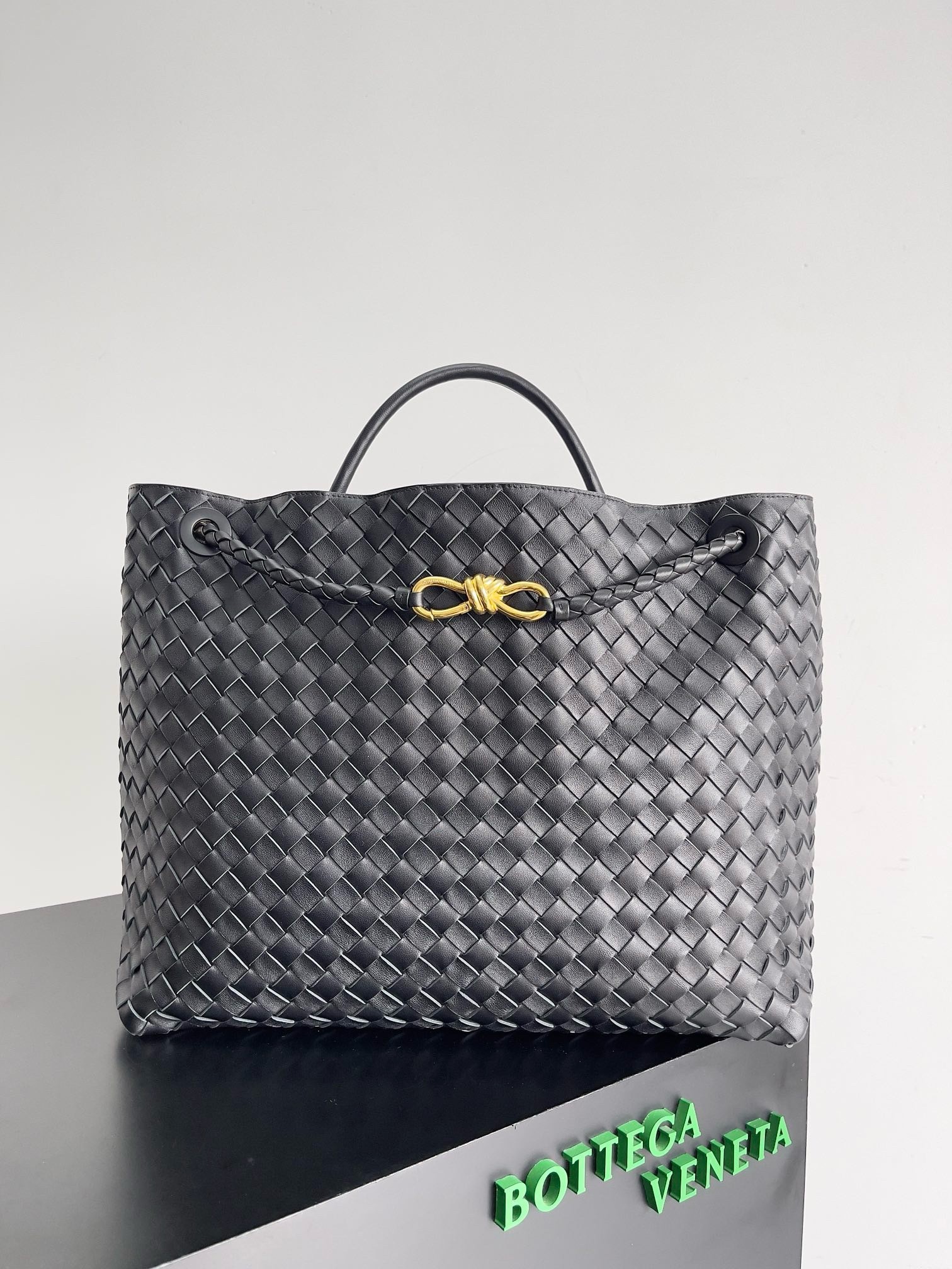 bo*te*ga Ve*ne*ta large andiamo bag in black intrecciato lambskin