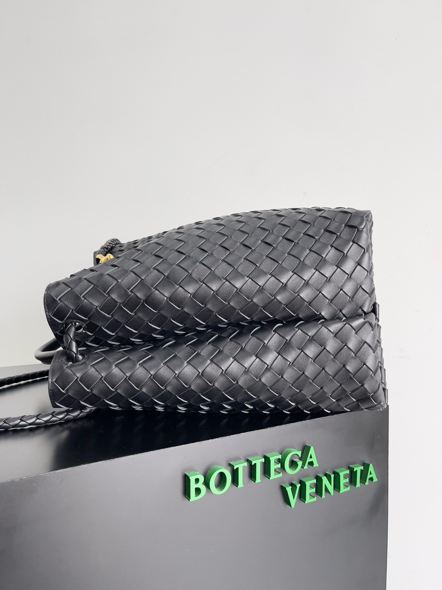 bo*te*ga Ve*ne*ta large andiamo bag in black intrecciato lambskin
