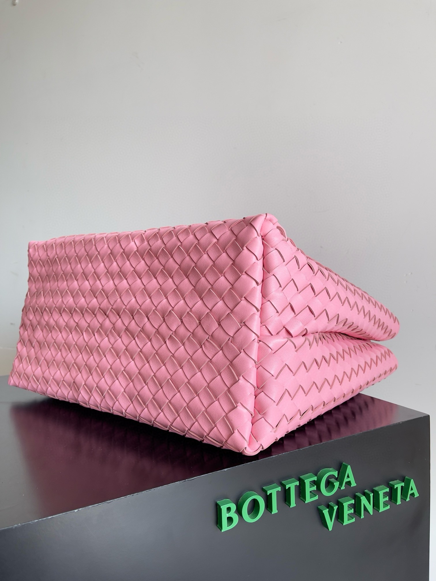 bo*te*ga Ve*ne*ta large andiamo bag in pink intrecciato lambskin