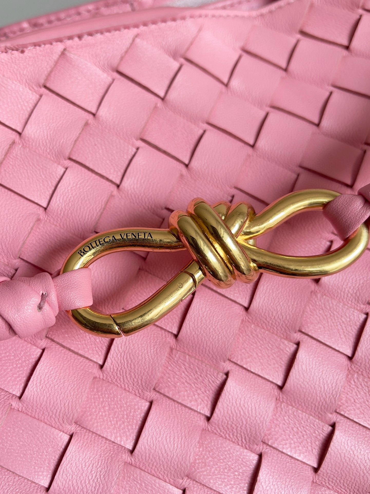 bo*te*ga Ve*ne*ta large andiamo bag in pink intrecciato lambskin