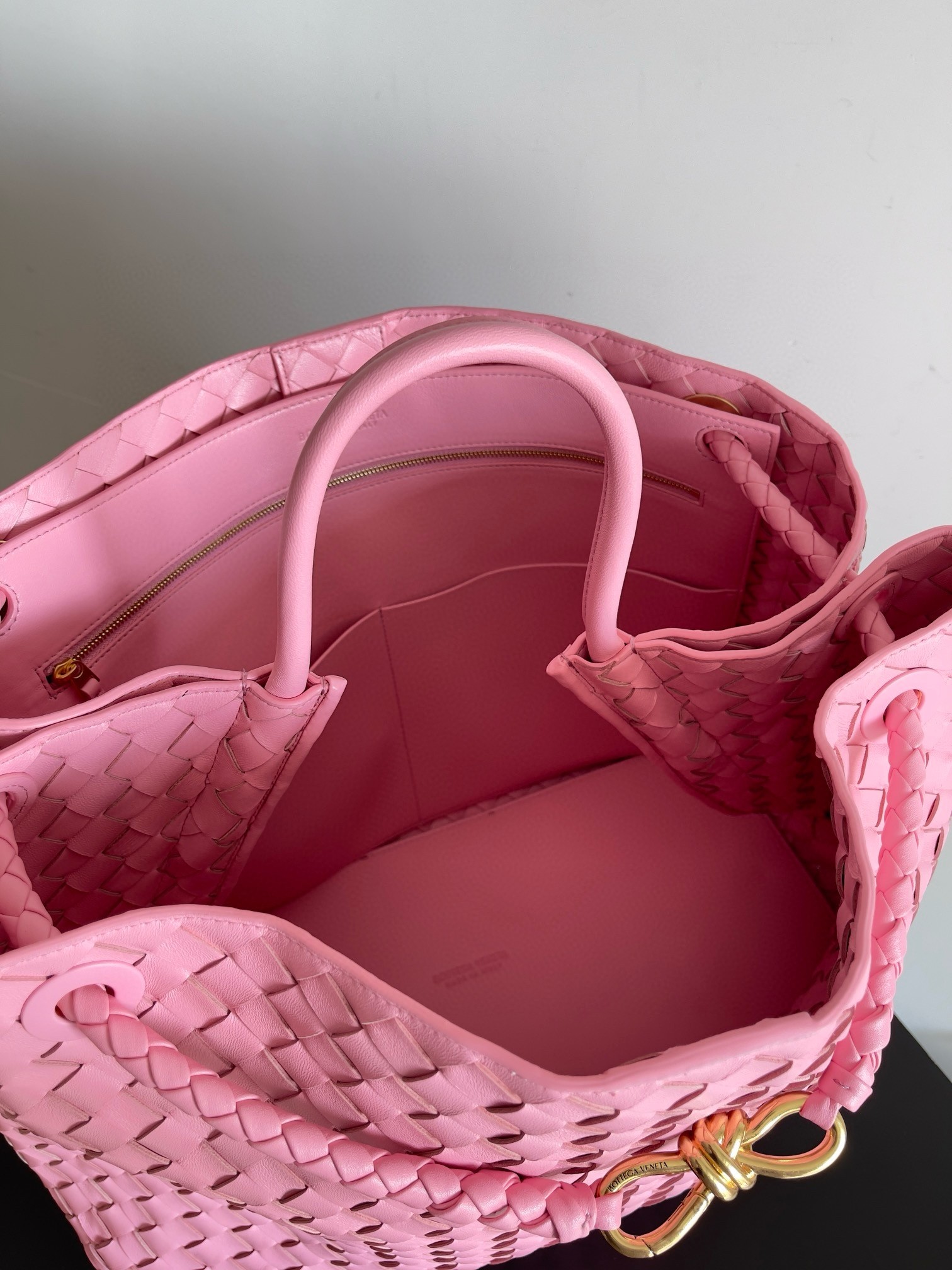 bo*te*ga Ve*ne*ta large andiamo bag in pink intrecciato lambskin