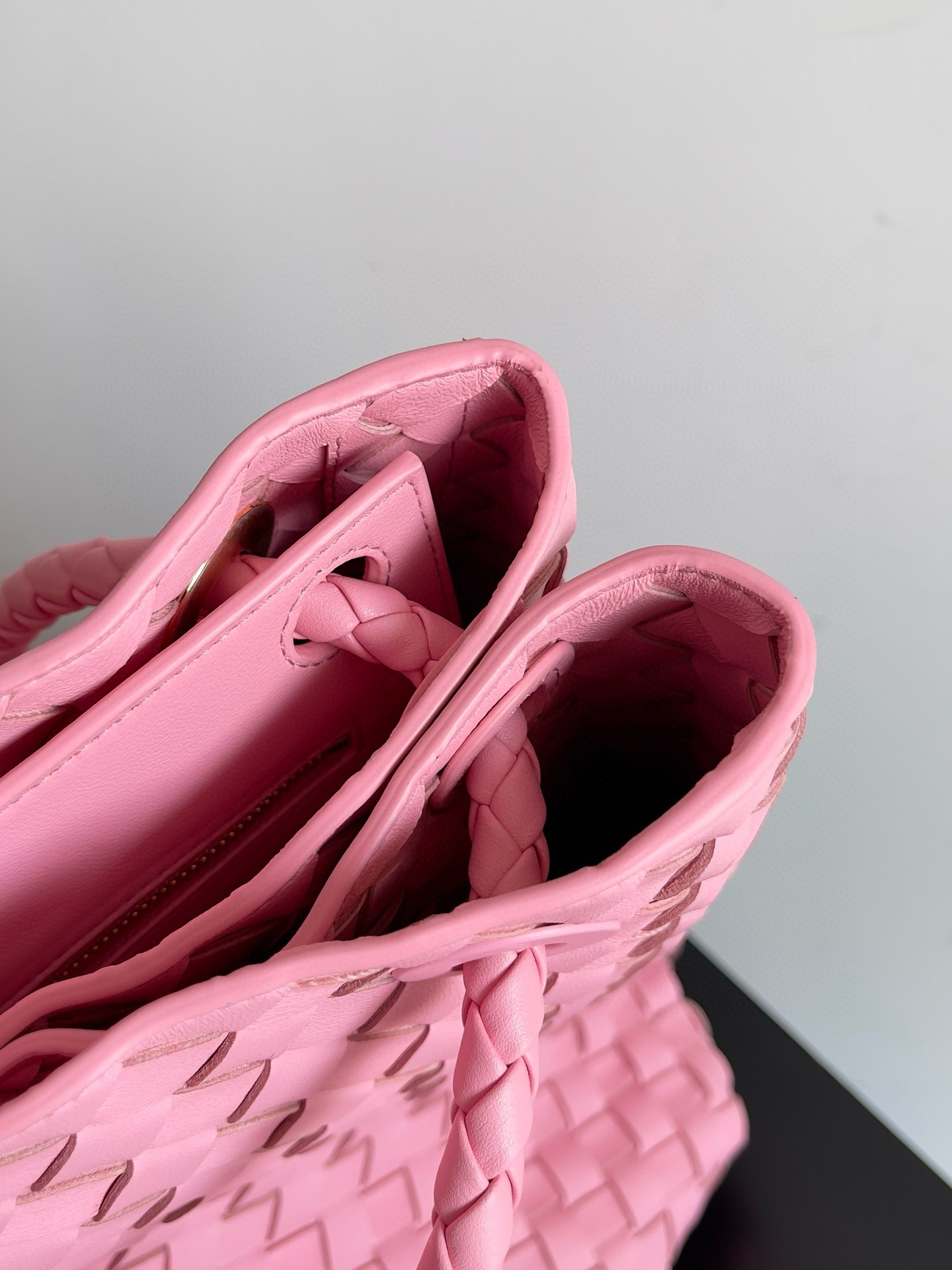 bo*te*ga Ve*ne*ta large andiamo bag in pink intrecciato lambskin