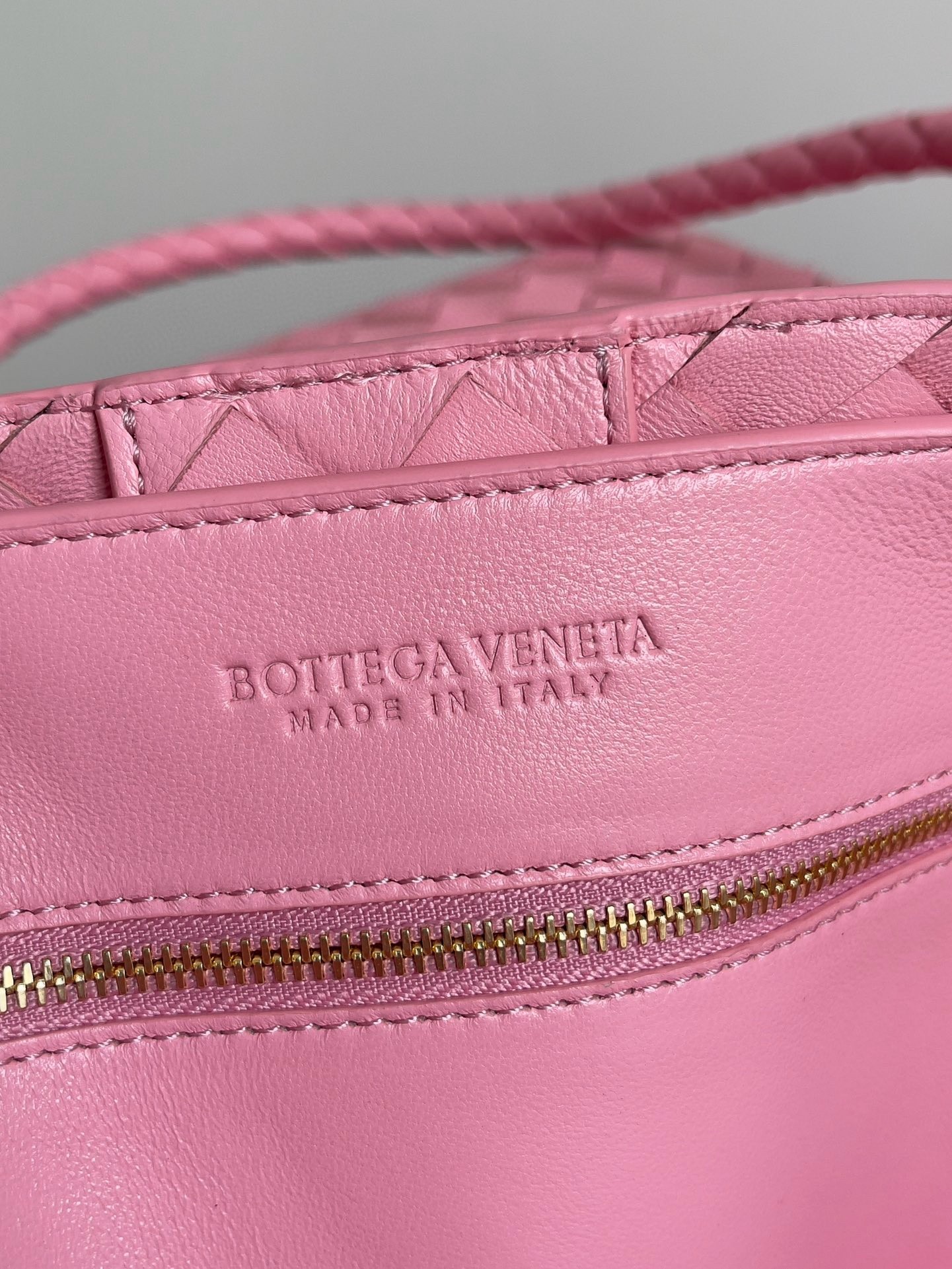 bo*te*ga Ve*ne*ta large andiamo bag in pink intrecciato lambskin