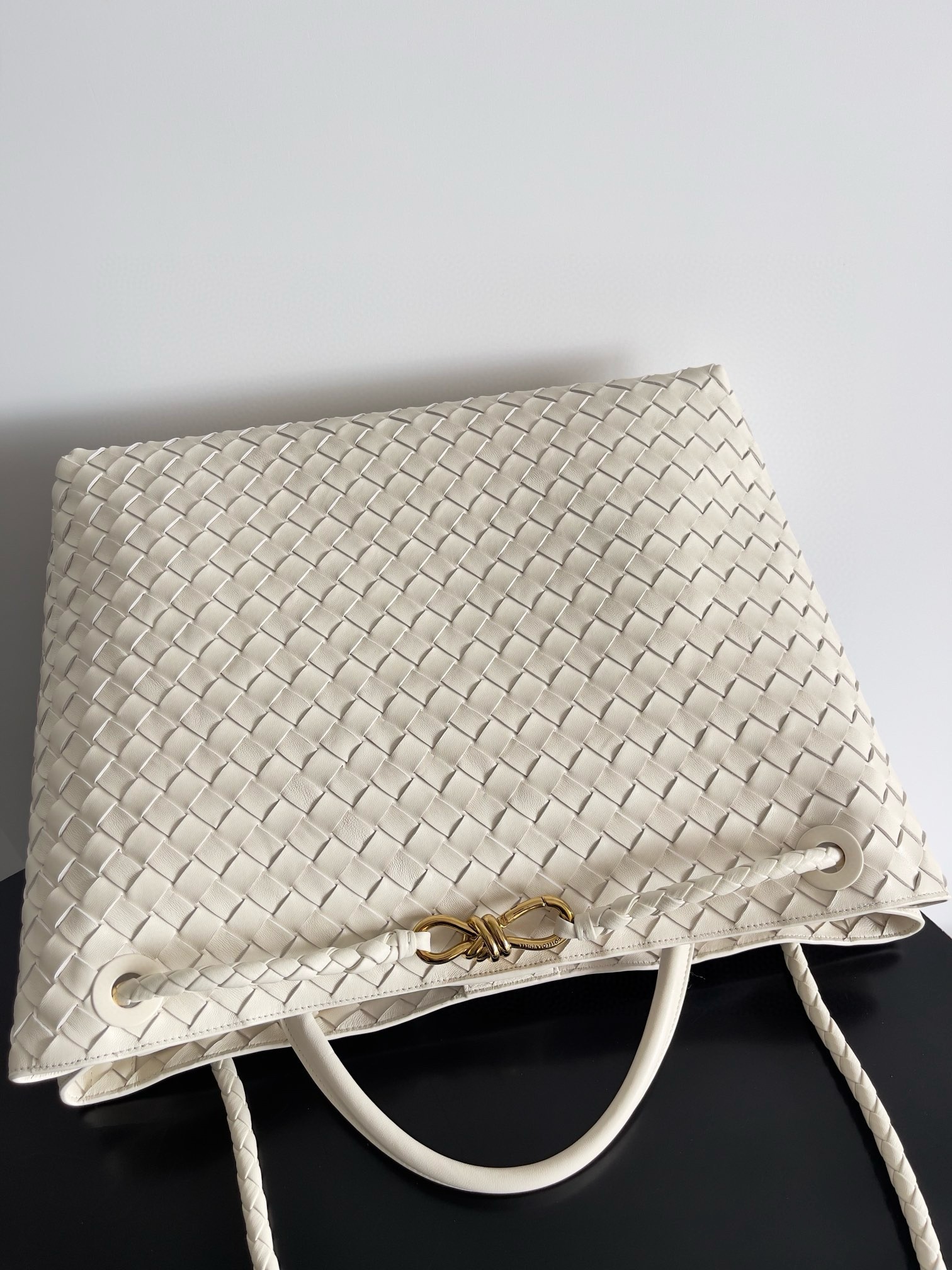 bo*te*ga Ve*ne*ta andiamo large bag in white intrecciato lambskin
