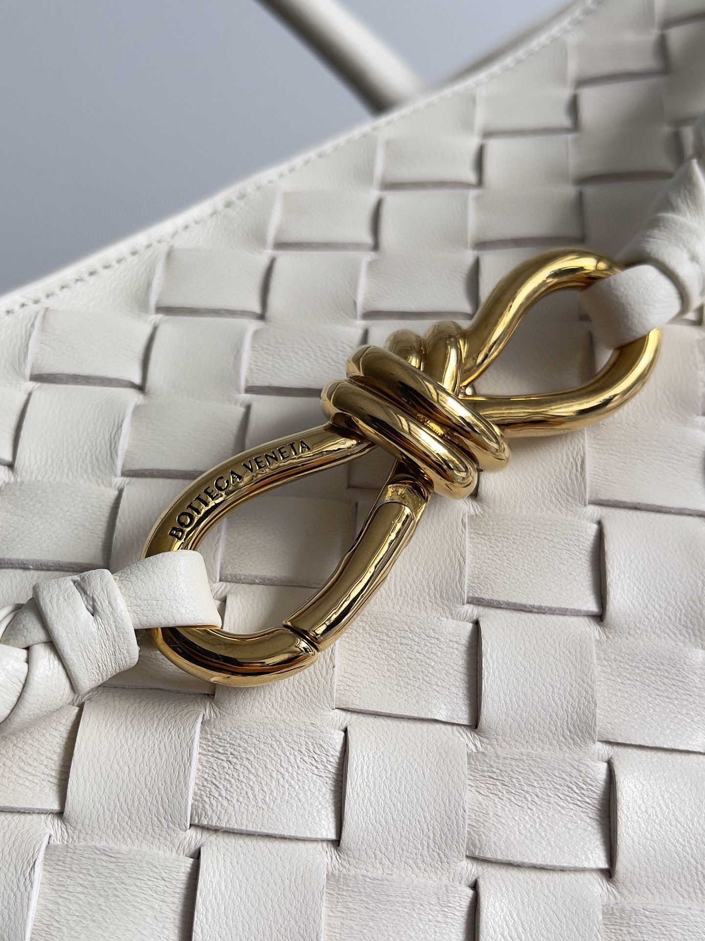 bo*te*ga Ve*ne*ta andiamo large bag in white intrecciato lambskin