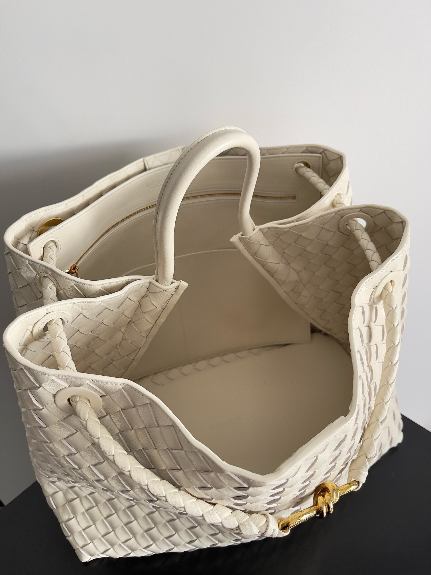 bo*te*ga Ve*ne*ta andiamo large bag in white intrecciato lambskin