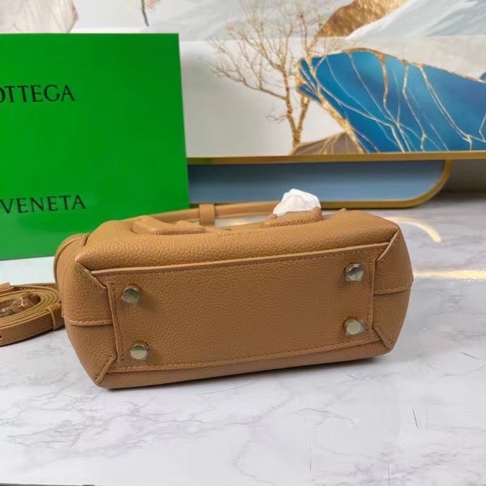 bo*te*ga Ve*ne*ta mini arco bag in caramel intrecciato leather