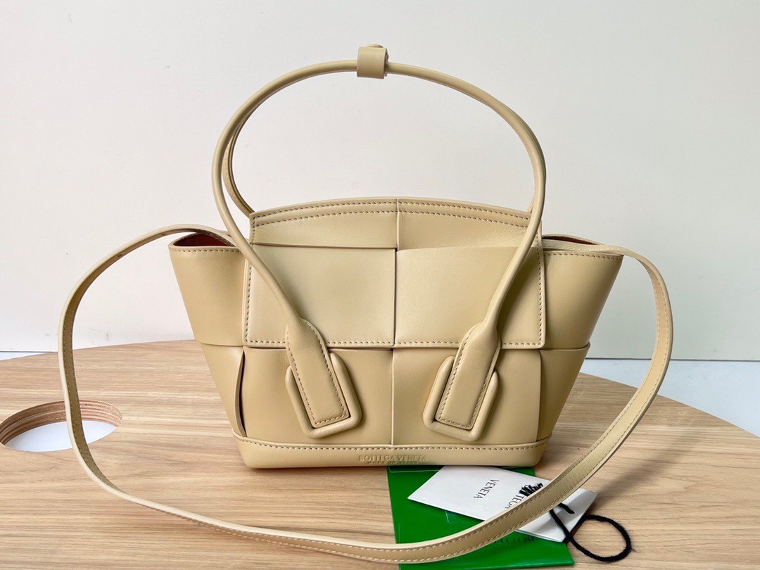 bo*te*ga Ve*ne*ta mini arco bag in beige intrecciato calfskin