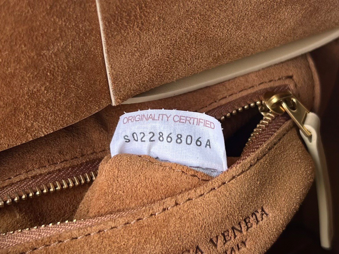 bo*te*ga Ve*ne*ta mini arco bag in beige intrecciato calfskin