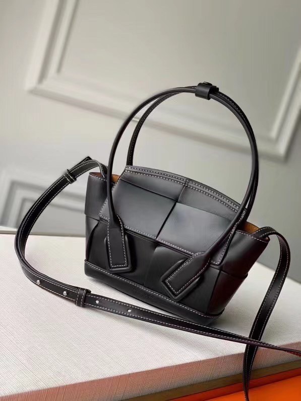 bo*te*ga Ve*ne*ta mini arco bag in black intrecciato calfskin