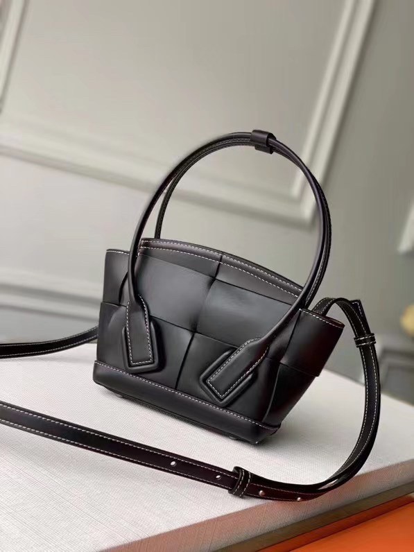 bo*te*ga Ve*ne*ta mini arco bag in black intrecciato calfskin