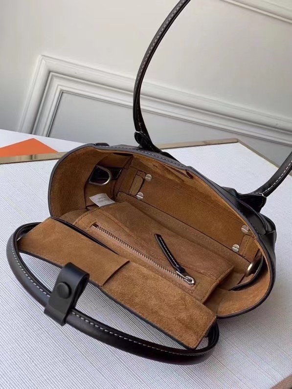 bo*te*ga Ve*ne*ta mini arco bag in black intrecciato calfskin