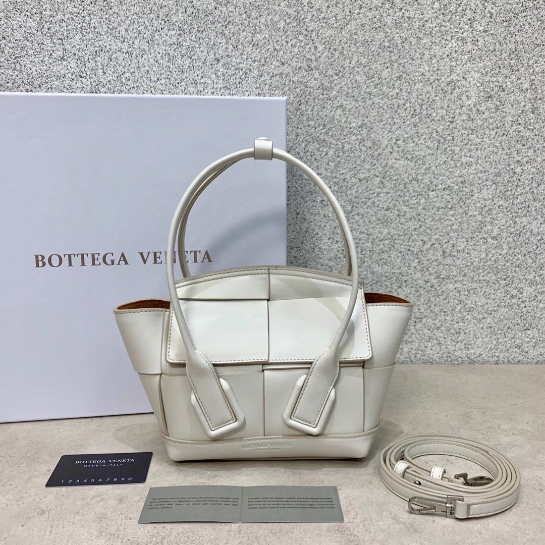 bo*te*ga Ve*ne*ta mini arco bag in white intrecciato calfskin