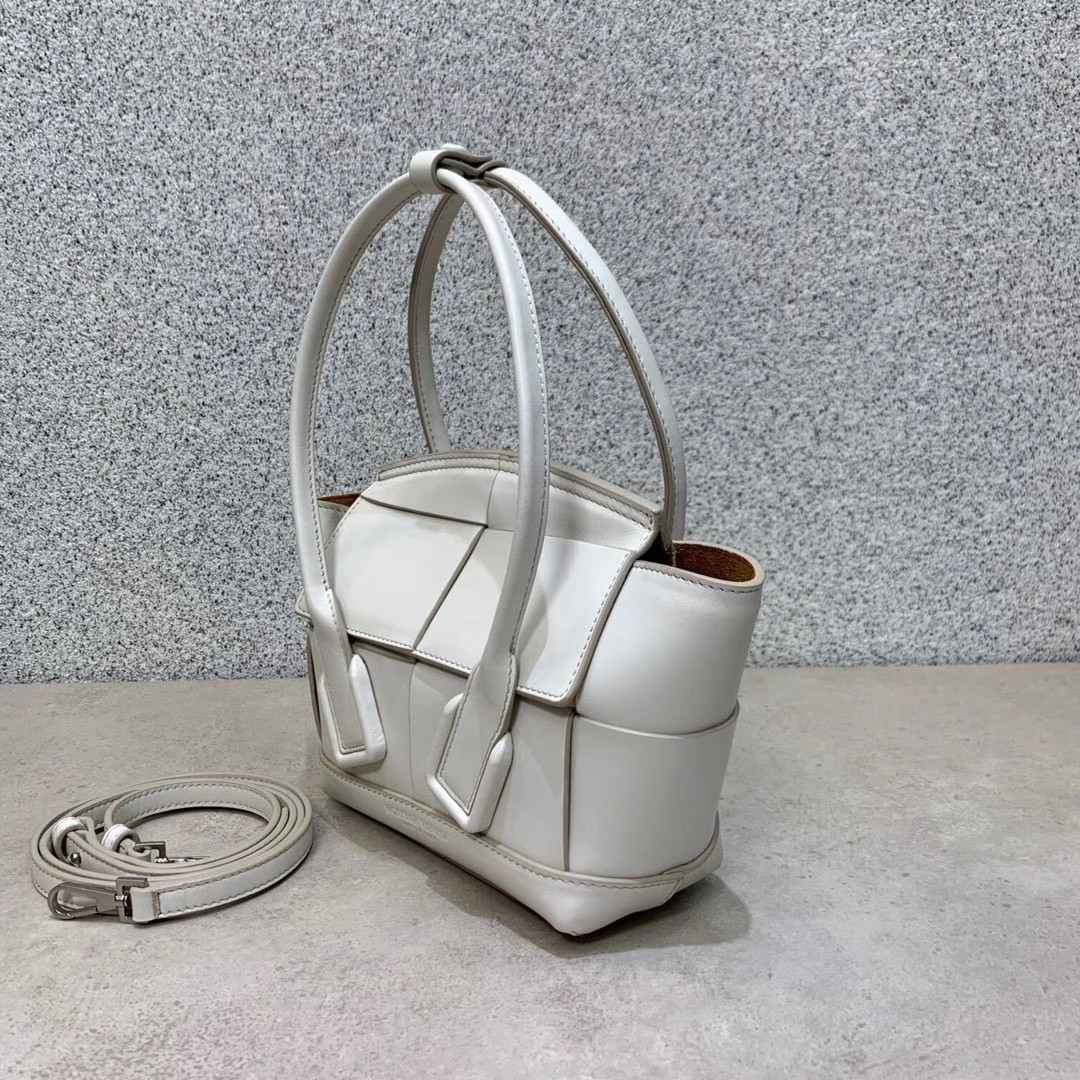 bo*te*ga Ve*ne*ta mini arco bag in white intrecciato calfskin