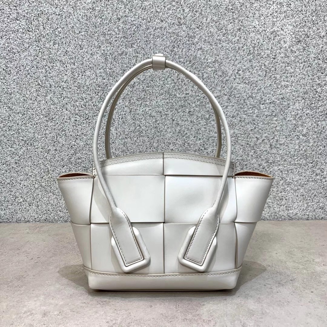 bo*te*ga Ve*ne*ta mini arco bag in white intrecciato calfskin