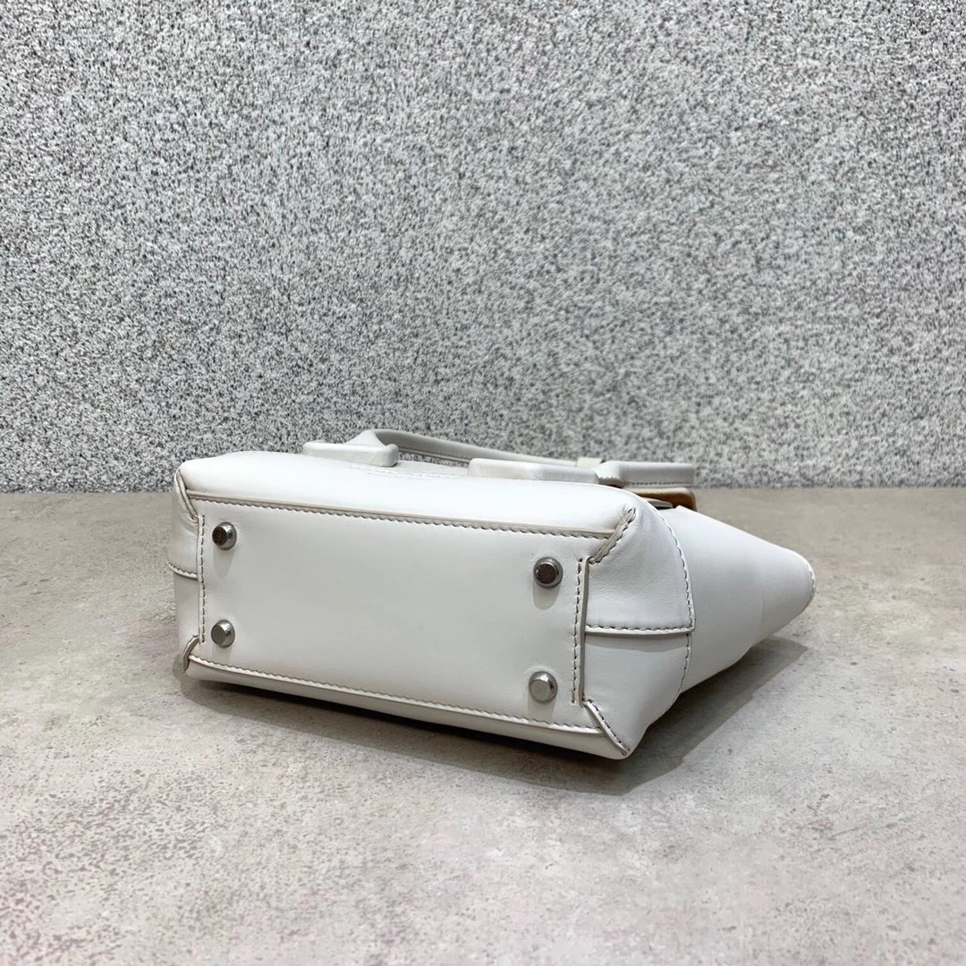 bo*te*ga Ve*ne*ta mini arco bag in white intrecciato calfskin