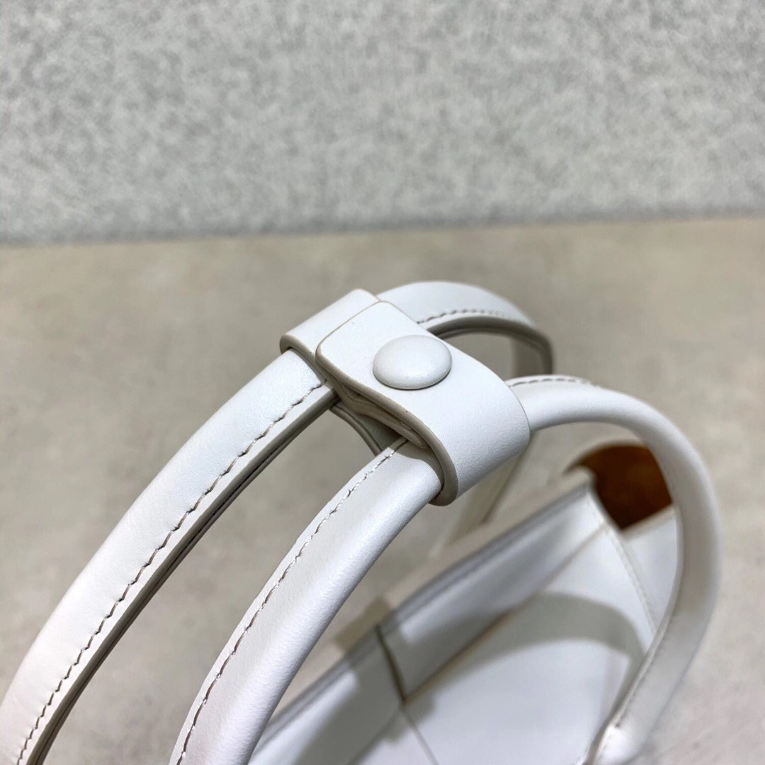 bo*te*ga Ve*ne*ta mini arco bag in white intrecciato calfskin