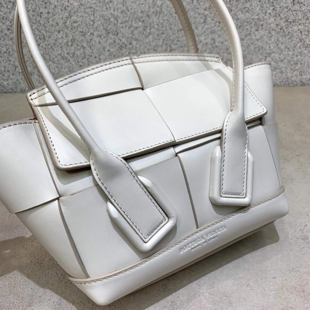 bo*te*ga Ve*ne*ta mini arco bag in white intrecciato calfskin
