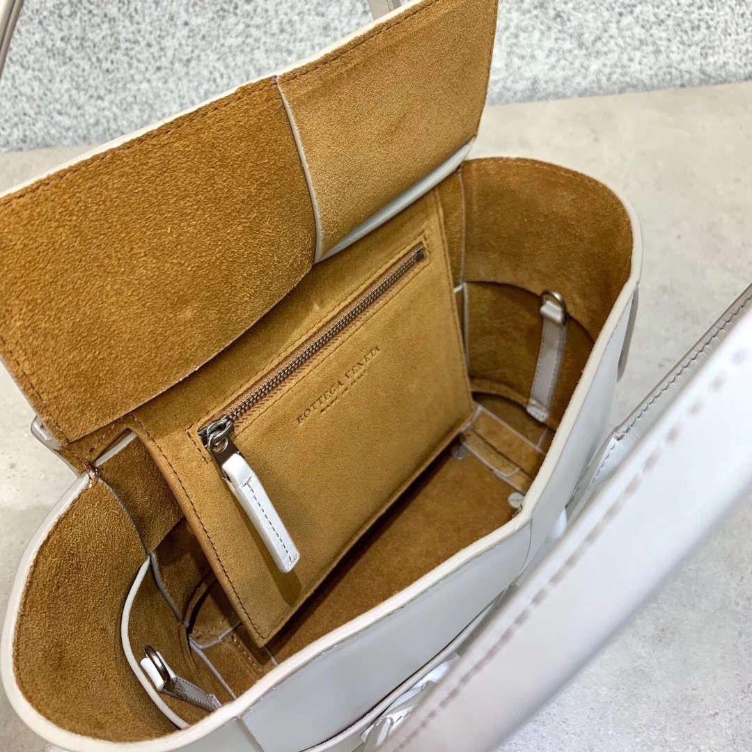 bo*te*ga Ve*ne*ta mini arco bag in white intrecciato calfskin