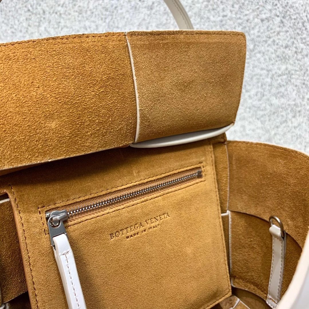 bo*te*ga Ve*ne*ta mini arco bag in white intrecciato calfskin