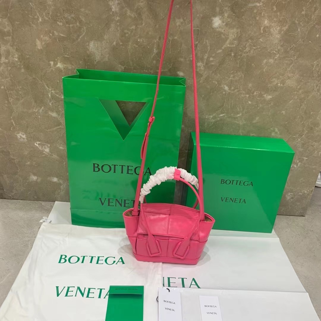 bo*te*ga Ve*ne*ta mini arco bag in pink intrecciato leather