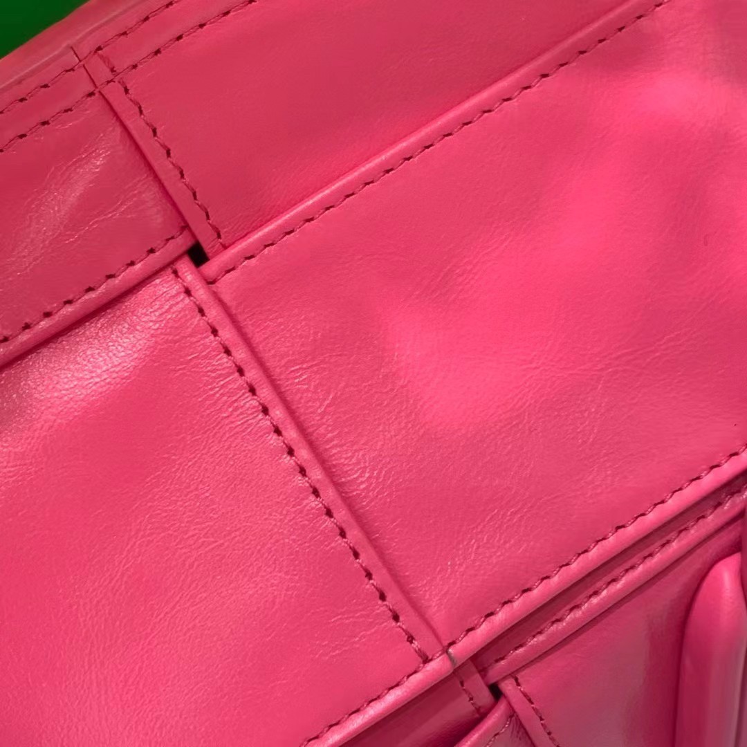 bo*te*ga Ve*ne*ta mini arco bag in pink intrecciato leather