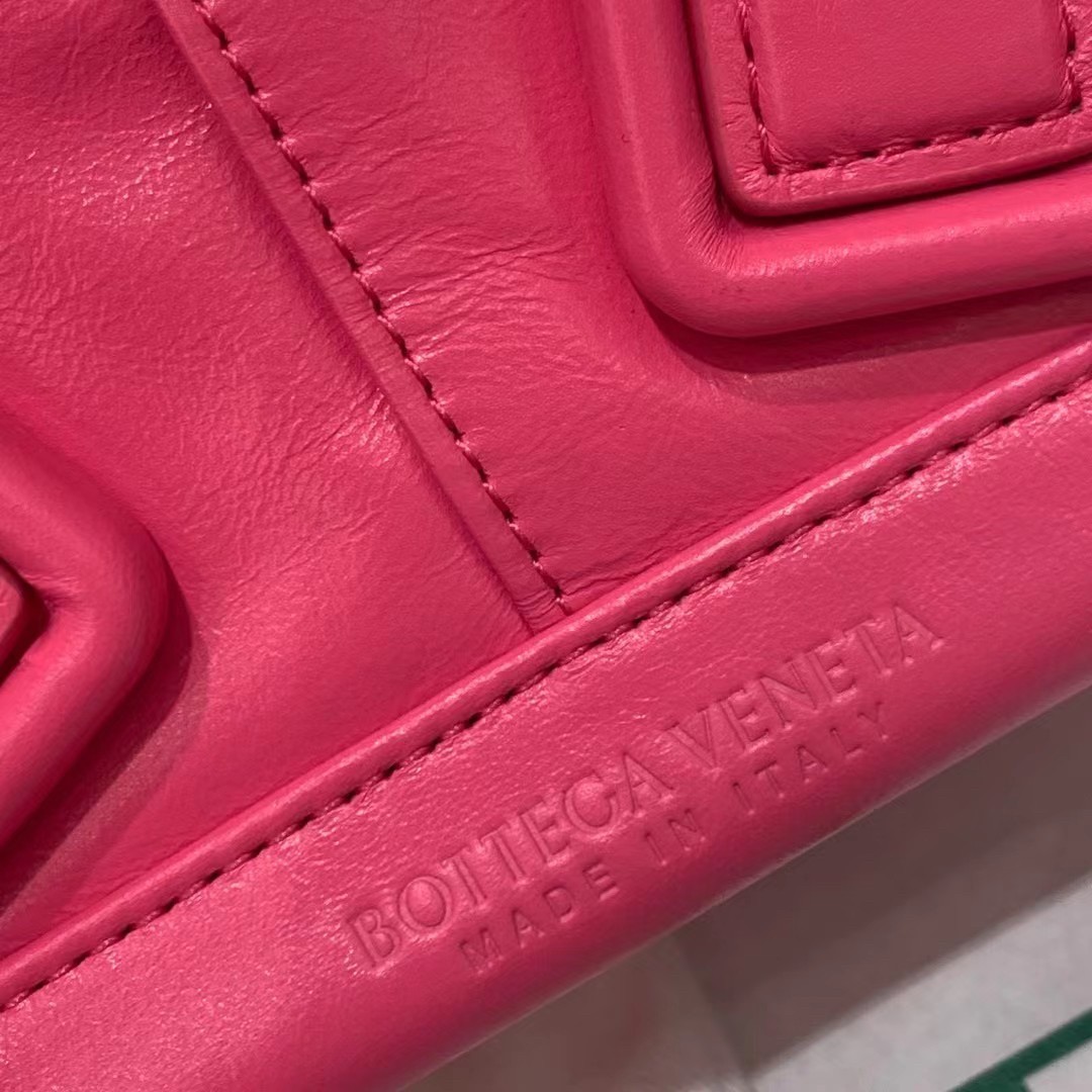 bo*te*ga Ve*ne*ta mini arco bag in pink intrecciato leather